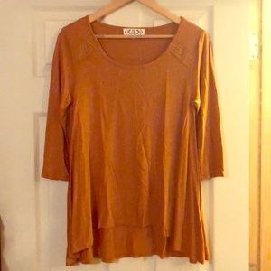 NWOT 3/4 mustard retro high low shirt! Size M